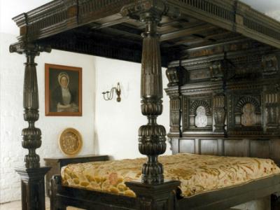 Резные колонны при декорировании спальни