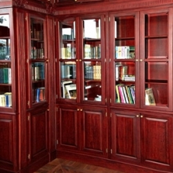 Фасады шкафа в библиотеку, массив красного дерева