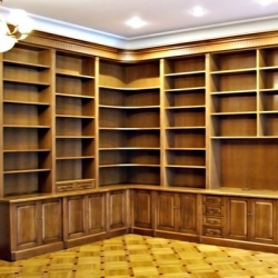 Шкафы в помещение библиотеки. Массив европейского ореха. Задние стенки мебели выполнены из шпонированного орехом МДФ. Декоративные карнизы из массива ореха