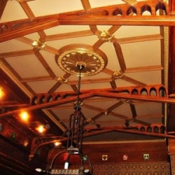 Оригинальное сочетание кессонного потолка и балок из массива дуба
