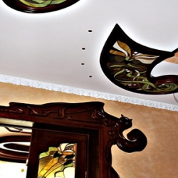 Сложнейшие элементы кессонного потолка в интерьере, декорирование витражным стеклом, резьбой ручной