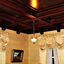 Кессонный потолок из массива в классическом интерьере гостиной